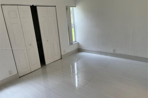 Condo in Coral Springs, Florida, 2 bedrooms  № 2012583 - photo 11