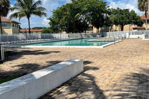 Снять в аренду кондоминиум в Корал-Спрингс, Флорида 2 спальни, 71.35м2, № 2012583 - фото 13