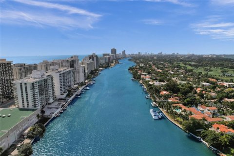 Condominio en venta en Miami Beach, Florida, 2 dormitorios, 122.63 m2 № 1942009 - foto 2