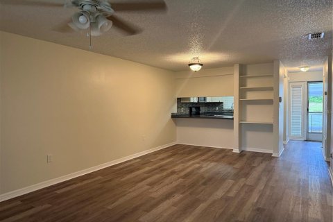 Condo in Winter Haven, Florida, 2 bedrooms № 2122526 - photo 9