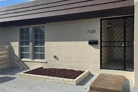 Touwnhouse à louer à Miami Lakes, Floride: 2 chambres, 98.01 m2 № 2002837 - photo 1