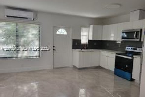 Apartment in Miami Beach, Florida 2 bedrooms, 748.79 sq.m. № 2399972