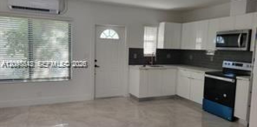 Apartment in Miami Beach, Florida 2 bedrooms, 748.79 sq.m. № 2399972