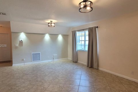 House in Hollywood, Florida 3 bedrooms, 119.01 sq.m. № 2378440 - photo 8