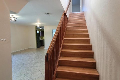 House in Hollywood, Florida 3 bedrooms, 119.01 sq.m. № 2378440 - photo 14
