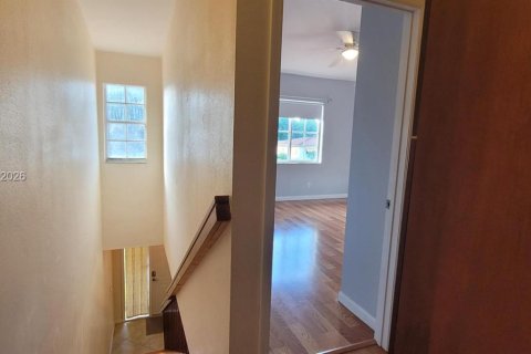 House in Hollywood, Florida 3 bedrooms, 119.01 sq.m. № 2378440 - photo 15