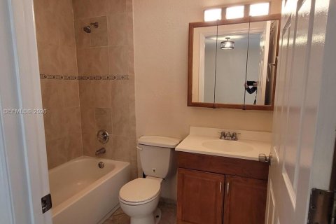 House in Hollywood, Florida 3 bedrooms, 119.01 sq.m. № 2378440 - photo 12