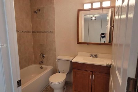 House in Hollywood, Florida 3 bedrooms, 119.01 sq.m. № 2378440 - photo 13