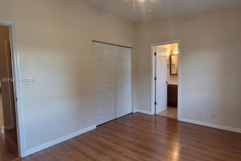 House in Hollywood, Florida 3 bedrooms, 119.01 sq.m. № 2378440 - photo 19