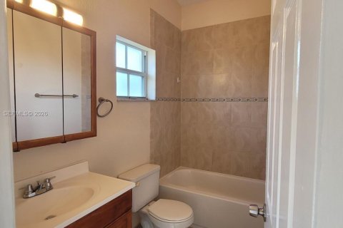 House in Hollywood, Florida 3 bedrooms, 119.01 sq.m. № 2378440 - photo 18