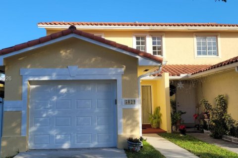House in Hollywood, Florida 3 bedrooms, 119.01 sq.m. № 2378440 - photo 22