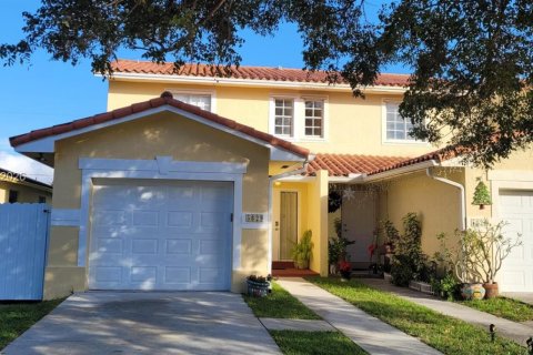 House in Hollywood, Florida 3 bedrooms, 119.01 sq.m. № 2378440