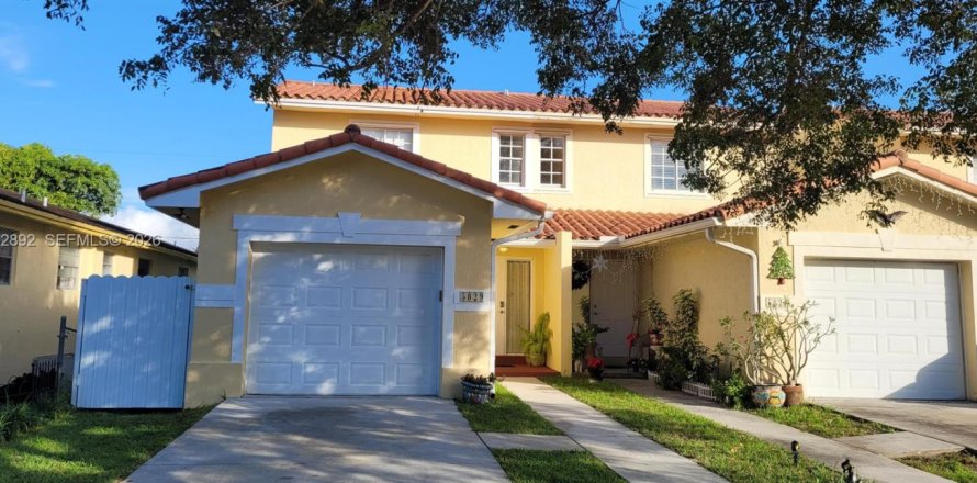 House in Hollywood, Florida 3 bedrooms, 119.01 sq.m. № 2378440