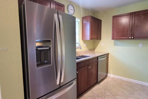 House in Hollywood, Florida 3 bedrooms, 119.01 sq.m. № 2378440 - photo 25