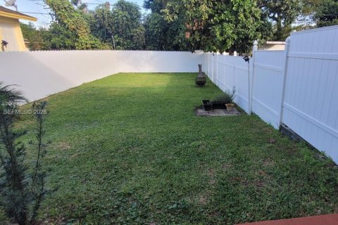 House in Hollywood, Florida 3 bedrooms, 119.01 sq.m. № 2378440 - photo 2