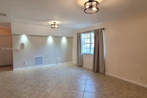 House in Hollywood, Florida 3 bedrooms, 119.01 sq.m. № 2378440 - photo 30