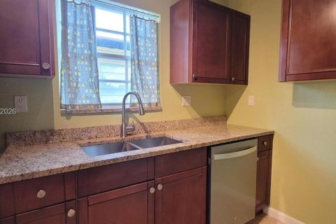 House in Hollywood, Florida 3 bedrooms, 119.01 sq.m. № 2378440 - photo 23
