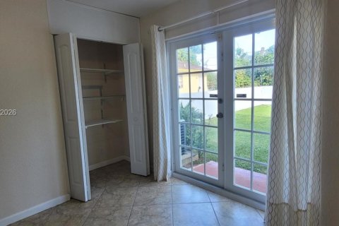 House in Hollywood, Florida 3 bedrooms, 119.01 sq.m. № 2378440 - photo 28