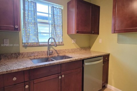 House in Hollywood, Florida 3 bedrooms, 119.01 sq.m. № 2378440 - photo 4