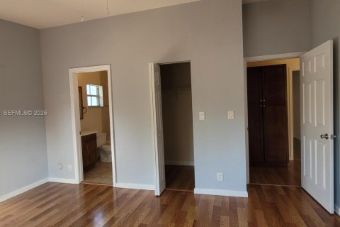 House in Hollywood, Florida 3 bedrooms, 119.01 sq.m. № 2378440 - photo 17