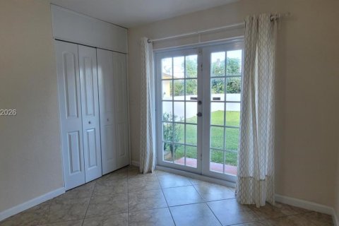 House in Hollywood, Florida 3 bedrooms, 119.01 sq.m. № 2378440 - photo 10