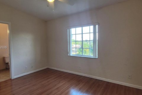 House in Hollywood, Florida 3 bedrooms, 119.01 sq.m. № 2378440 - photo 20