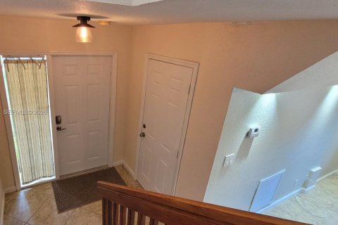 House in Hollywood, Florida 3 bedrooms, 119.01 sq.m. № 2378440 - photo 26