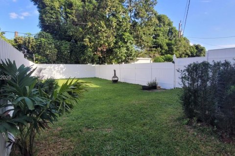 House in Hollywood, Florida 3 bedrooms, 119.01 sq.m. № 2378440 - photo 3