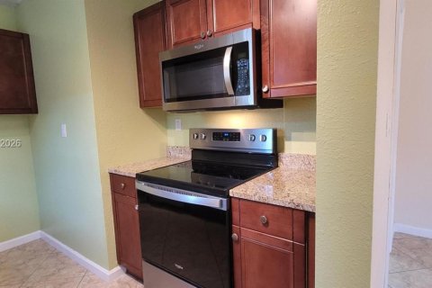 House in Hollywood, Florida 3 bedrooms, 119.01 sq.m. № 2378440 - photo 24