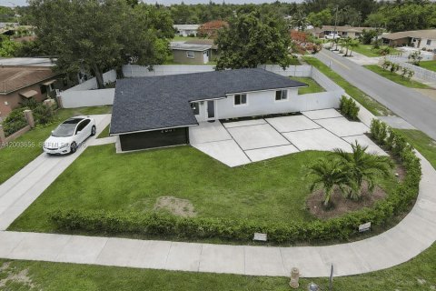 Villa ou maison à Miami Gardens, Floride 4 chambres, 132.85 m2 № 2069167