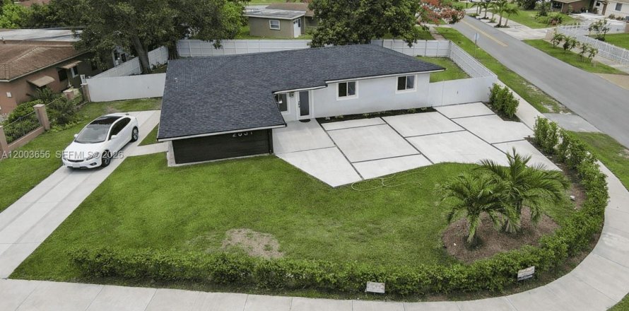 Villa ou maison à Miami Gardens, Floride 4 chambres, 132.85 m2 № 2069167