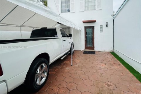 Townhouse in Hialeah, Florida 3 bedrooms, 120.03 sq.m. № 2065681