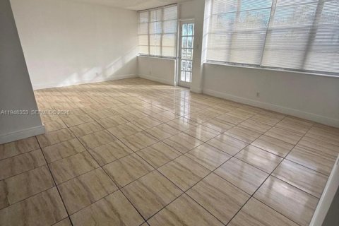 Condominio en alquiler en North Miami Beach, Florida, 2 dormitorios, 103.31 m2 № 2042467 - foto 2