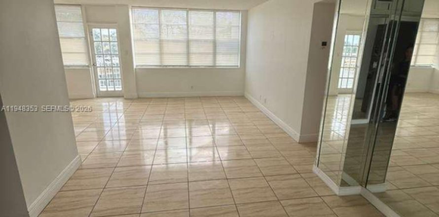 Condominio en North Miami Beach, Florida, 2 dormitorios № 2042467