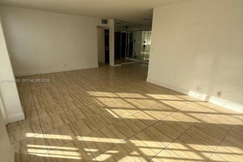 Condominio en alquiler en North Miami Beach, Florida, 2 dormitorios, 103.31 m2 № 2042467 - foto 3