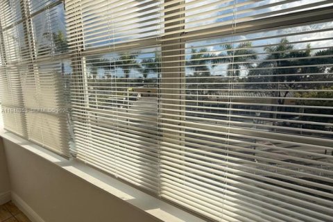 Condominio en alquiler en North Miami Beach, Florida, 2 dormitorios, 103.31 m2 № 2042467 - foto 4