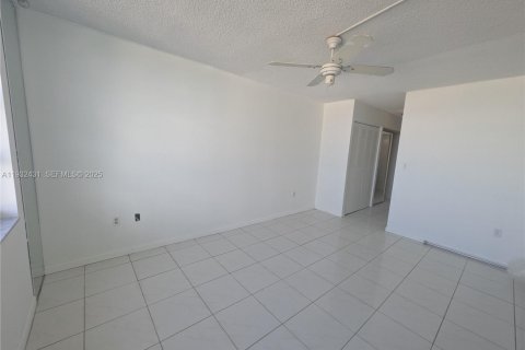 Condominio en venta en Aventura, Florida, 1 dormitorio, 82.4 m2 № 1992352 - foto 12