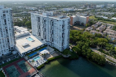 Condominio en venta en Aventura, Florida, 1 dormitorio, 82.4 m2 № 1992352 - foto 1