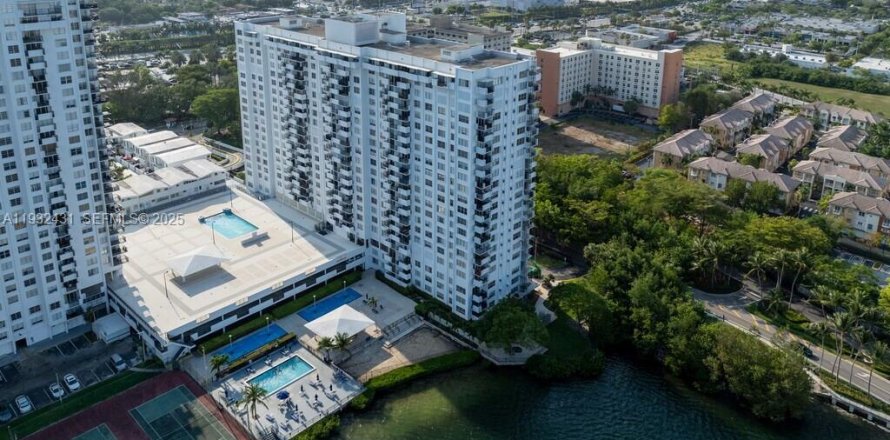 Condominio en Aventura, Florida, 1 dormitorio  № 1992352