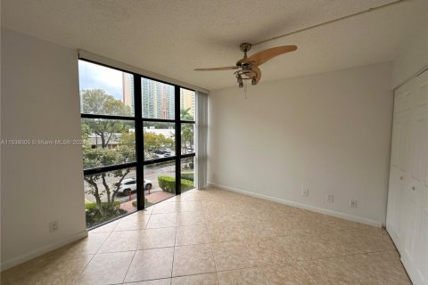 Купить кондоминиум в Санни-Айлс-Бич, Флорида 2 спальни, 83.05м2, № 2054820 - фото 8