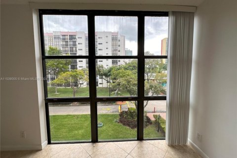 Купить кондоминиум в Санни-Айлс-Бич, Флорида 2 спальни, 83.05м2, № 2054820 - фото 10