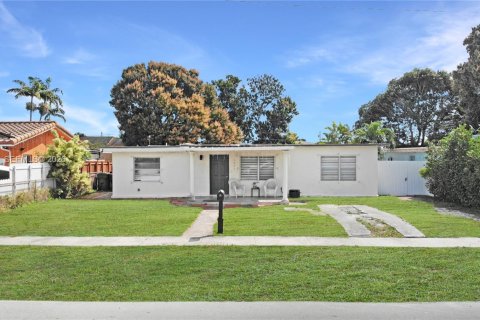 Casa en Hialeah, Florida 5 dormitorios, 204.85 m2 № 2049373