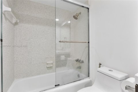 Condo in Coral Gables, Florida, 1 bedroom  № 2307035 - photo 11