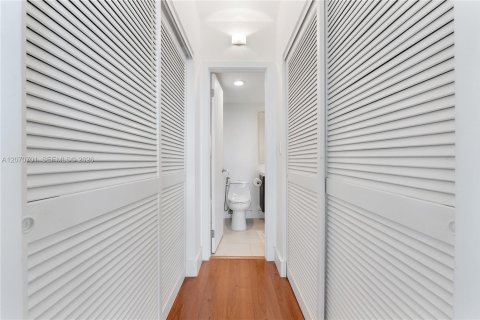 Condo in Coral Gables, Florida, 1 bedroom  № 2307035 - photo 10