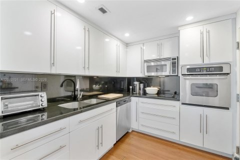 Condo in Coral Gables, Florida, 1 bedroom  № 2307035 - photo 2