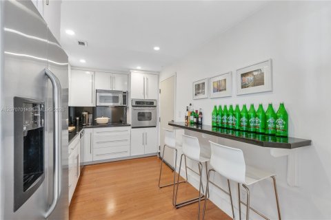 Condo in Coral Gables, Florida, 1 bedroom  № 2307035