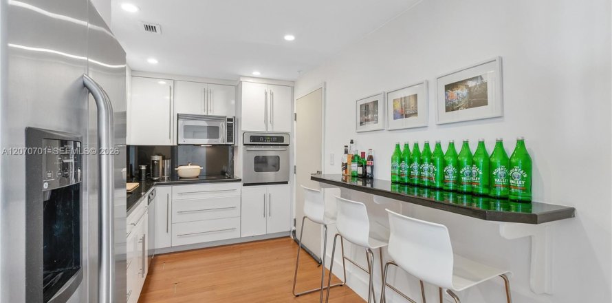Condo in Coral Gables, Florida, 1 bedroom  № 2307035