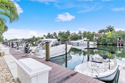 Condo in Coral Gables, Florida, 1 bedroom  № 2307035 - photo 17