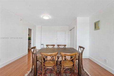 Condo in Coral Gables, Florida, 1 bedroom  № 2307035 - photo 3