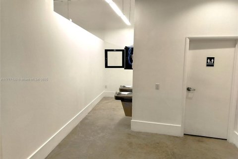Commercial property in Coral Gables, Florida № 1868293 - photo 10